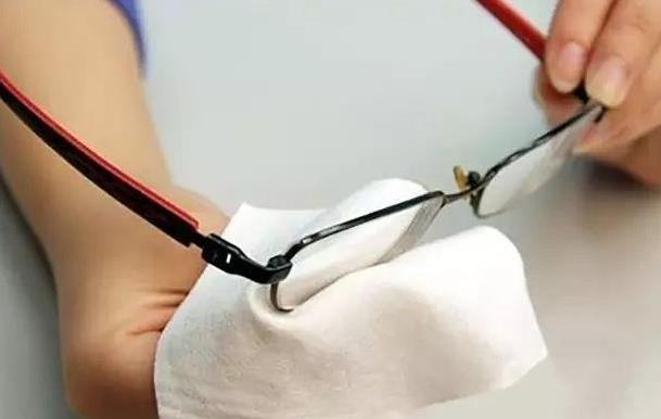 老花鏡防輻射眼鏡的作用、保養(yǎng)，你真的都懂嗎？