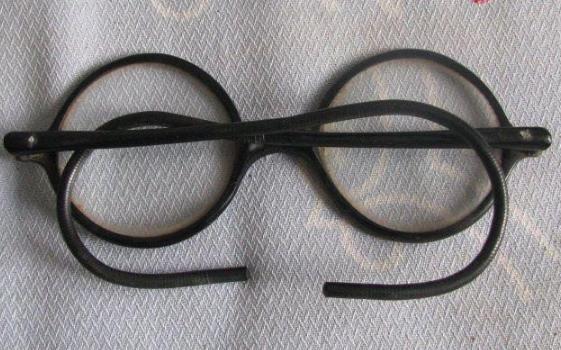 漸進(jìn)老花鏡可以長(zhǎng)時(shí)間佩戴嗎? 漸進(jìn)老花鏡可以長(zhǎng)時(shí)間佩戴嗎?