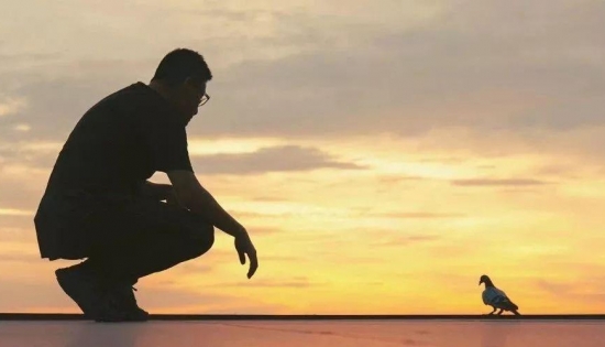 警惕老花眼提前來襲，人到中年換戴多焦鏡，不再為老花眼煩惱