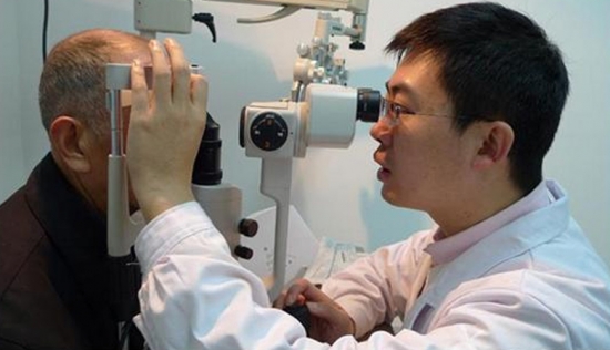 一副遠(yuǎn)近清晰的老花鏡，全天配戴都不用摘的漸進(jìn)多焦鏡