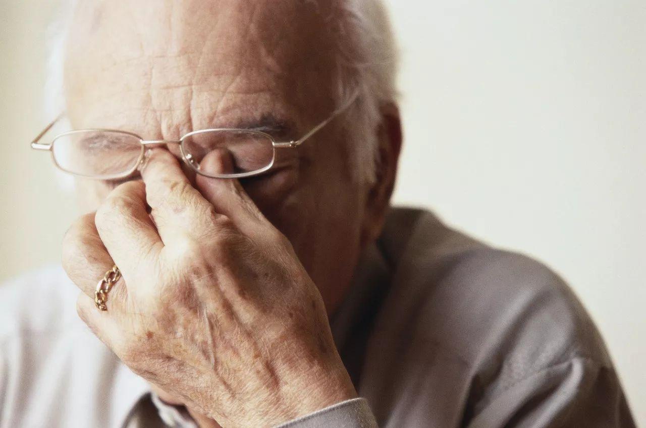 “老花眼”誰都避不開，哪些癥狀說明眼睛提前“花”了？