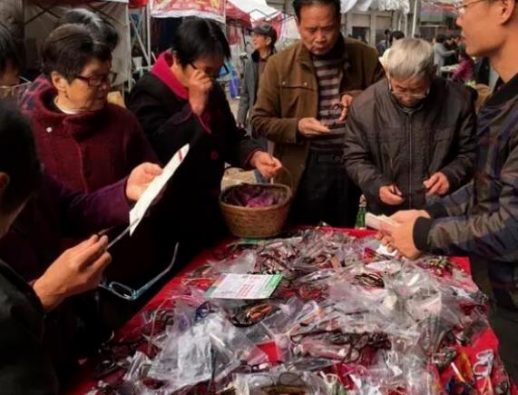 怎么佩戴老花鏡？驗光 品牌 質(zhì)量 保養(yǎng)一個都不能少
